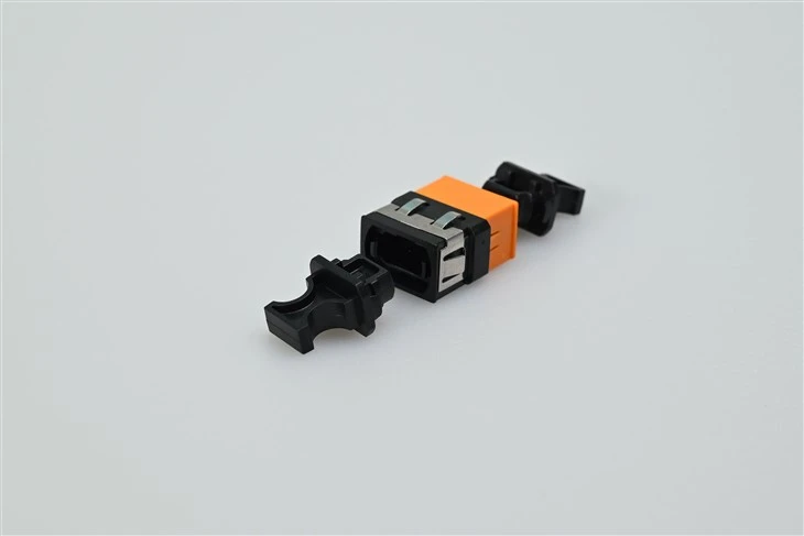 Addasydd Fiber Optic MTP/MPO - 0.2dB Isel-Colled gyda Llawes Aliniad Manylder Uchel-